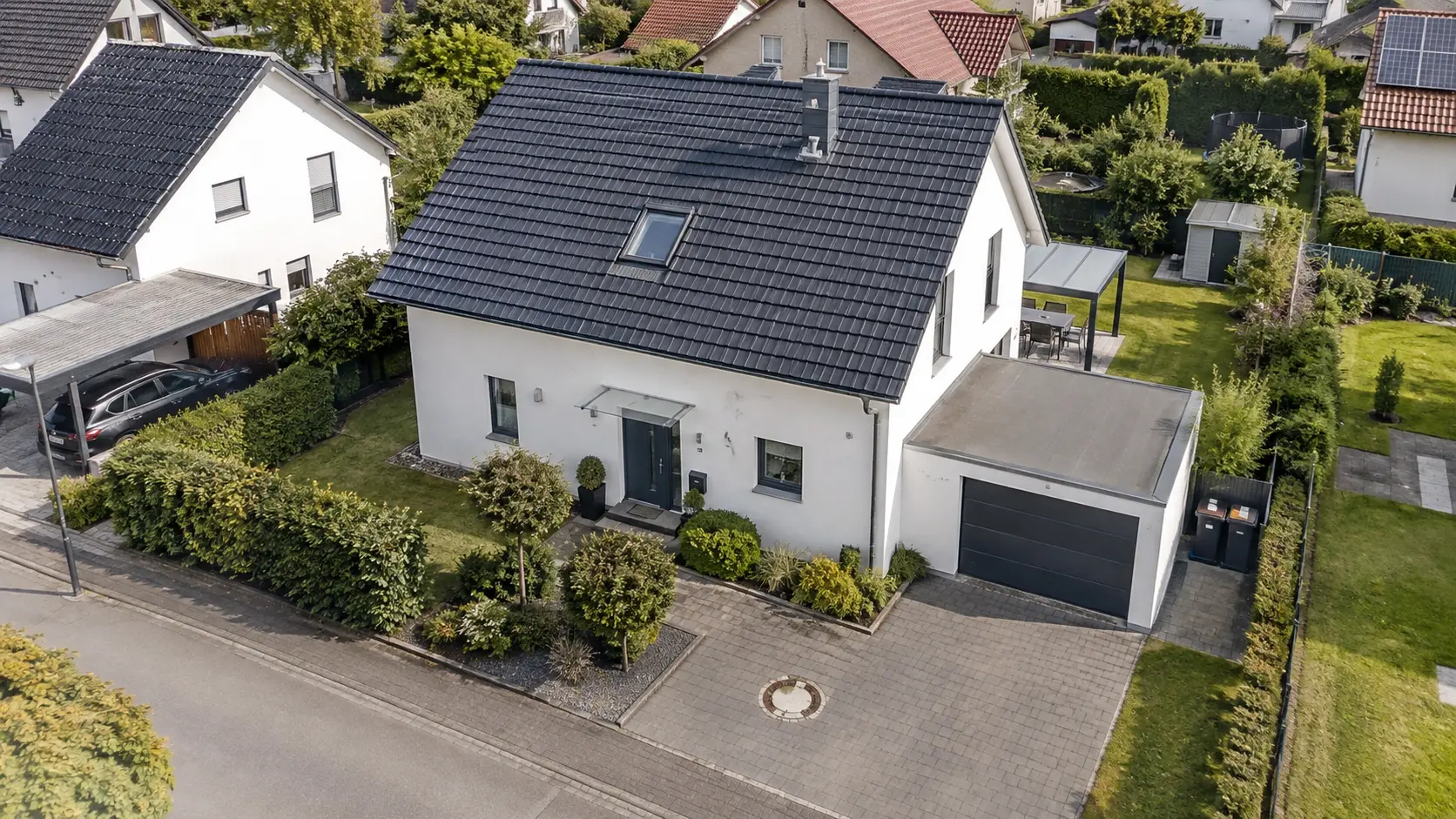 Einfamilienhaus mit Garage und Garten von oben
