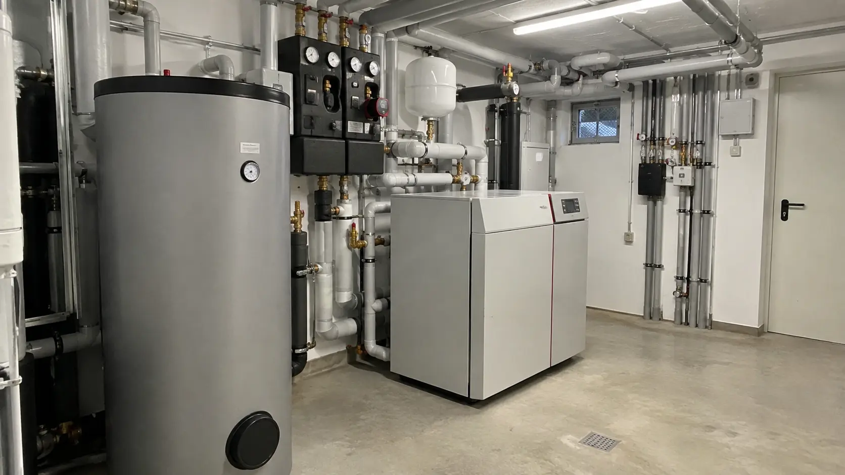 Neue Heizungsanlage mit Speicher im Technikraum
