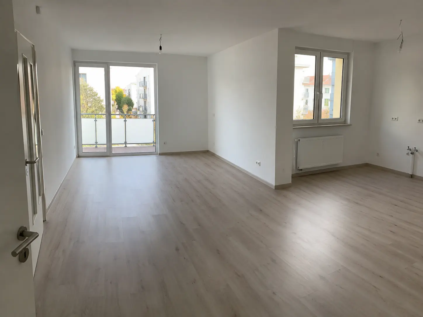 Leerer Wohnraum in einem Neubau mit Balkontür